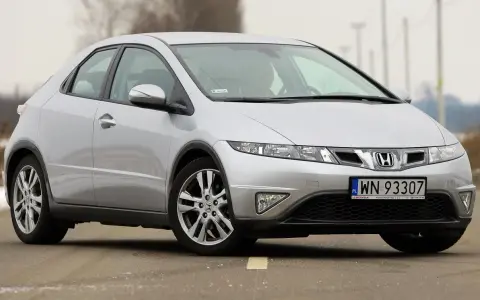 Srebrny Honda Civic, wyglądający jak UFO, na drodze.
