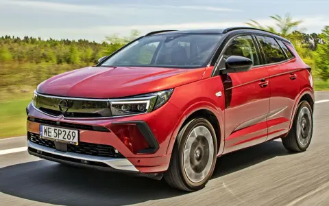 Czerwony Opel Grandland na drodze, idealny do sprawdzenia jego opel grandland cena.