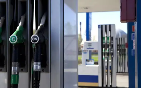 Dystrybutory paliwa na stacji. Zastanawiasz się, jakie paliwo do Toyoty Auris Hybrid?