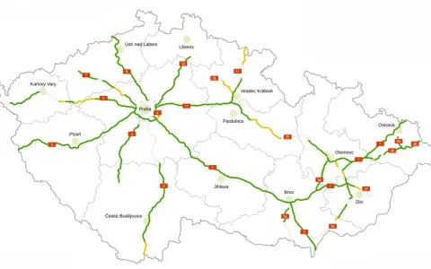 Mapa Czech z zaznaczonymi drogami, w tym autostradami i drogami ekspresowymi. Widać główne miasta i ich połączenia. System myto cz obejmuje te trasy.