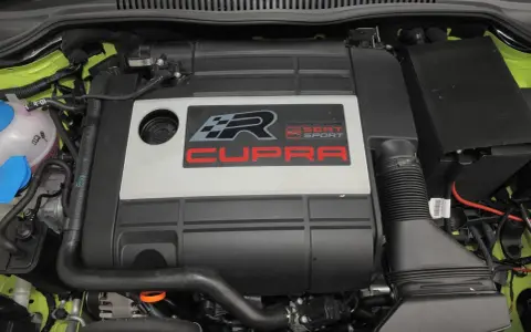 Silnik Cupra R z napisem "Powered by World Champion" pod maską Seata Leon 1.