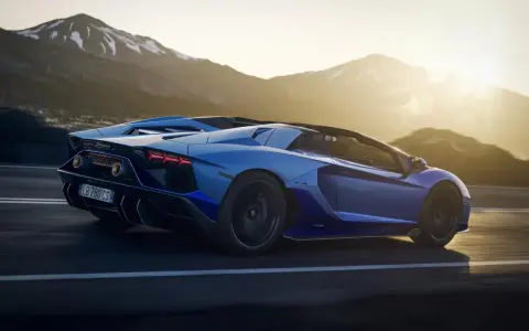 Niebieski Lamborghini Aventador pędzi po górskiej drodze. Choć trudno określić, ile pali Lamborghini Aventador, jego moc jest niezaprzeczalna.