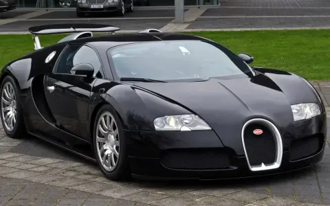 Czarny Bugatti Veyron, symbol luksusu. Zastanawiasz się, ile kosztuje Bugatti Veyron? To marzenie wielu, ale cena jest astronomiczna.