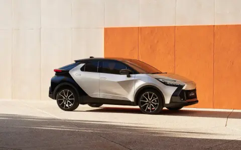 Nowy Toyota C-HR w dwukolorowym malowaniu, z dynamiczną sylwetką. Sprawdź jego atrakcyjną toyota chr cena.