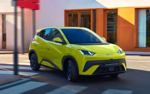 Żółty BYD Dolphin Surf na pasach. Sprawdź atrakcyjną cenę tego elektrycznego auta!
