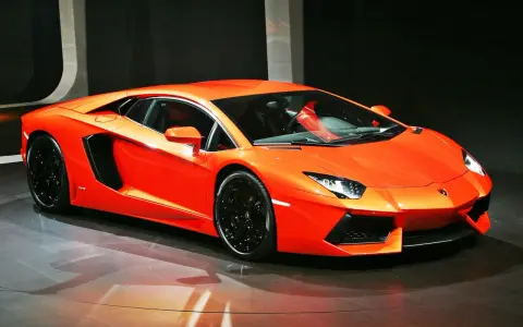 Pomarańczowe Lamborghini Aventador na wystawie. Zastanawiasz się, ile kosztuje Lamborghini Aventador?