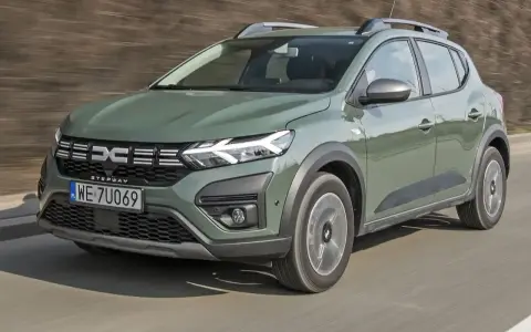 Zielony Dacia Sandero Stepway w ruchu. Sprawdź atrakcyjną dacia sandero cena i wybierz swój wymarzony model.