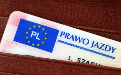 Polskie prawo jazdy w portfelu. Czas na wymianę dokumentu, by móc legalnie podróżować.