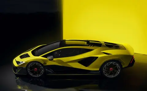 Żółte Lamborghini z czarnymi akcentami. Zastanawiasz się, ile kosztuje najtańsze Lamborghini?