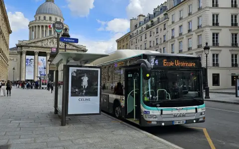 Autobus linii 24 "École Vétérinaire" czeka na przystanku przy Panteonie. Zastanawiasz się, ile kosztuje bus do Paryża?