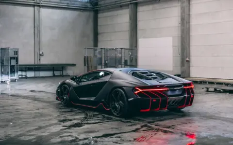 Czarny Lamborghini Centenario z czerwonymi akcentami, stojący w garażu. Zastanawiasz się, ile kosztuje Lamborghini Centenario?