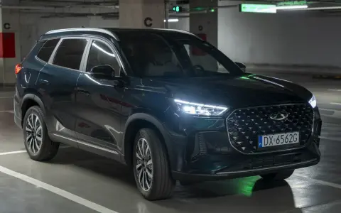 Ciemnozielony Chery Tiggo 8 na parkingu. Sprawdź atrakcyjną chery tiggo 8 cena i poznaj jego możliwości.