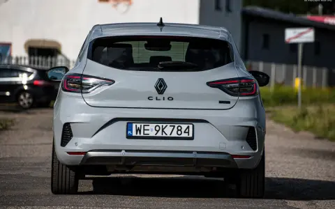 Szare Clio 5 z polskimi tablicami WE 9K784 stoi na drodze.