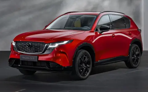 Czerwony Mazda CX-5, jeden z wielu stylowych japońskich samochodów, prezentuje się elegancko na ciemnym tle.