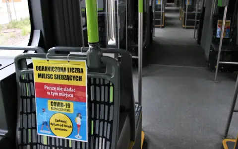 Ograniczona liczba miejsc siedzących w autobusie. Proszę nie siadać w tym miejscu. Zachowaj dystans od innych pasażerów.