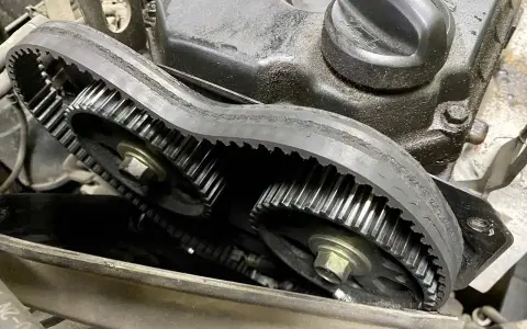 Zużyty pasek rozrządu z pęknięciami. Pamiętaj o regularnej kontroli i wymianie, co ile wymiana rozrządu jest zalecana przez producenta.