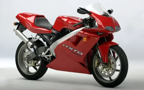 Czerwony motocykl Cagiva Mito, idealny na kategorię B prawa jazdy. Sportowy wygląd i zwinność.