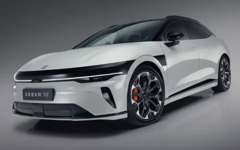 Biały samochód elektryczny Zeekr 7GT z czarnymi akcentami i futurystycznymi felgami. Ta marka samochodu na zdjęciu prezentuje nowoczesny design.