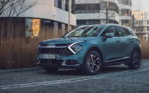 Nowy Kia Sportage w miejskim otoczeniu. Sprawdź aktualną kia sportage cena i wybierz swój wymarzony SUV.