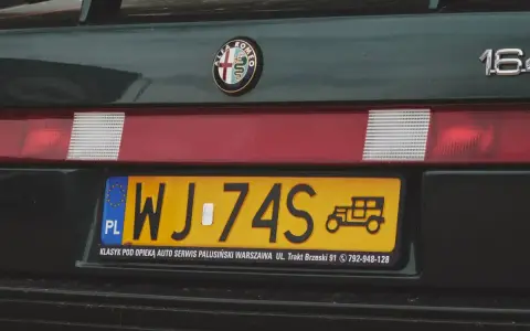 Zielona Alfa Romeo z tablicą rejestracyjną WJ-74S. Klasyk pod opieką auto serwisu.