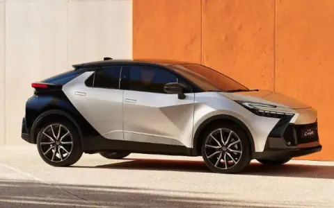 Nowa Toyota C-HR Hybrid w dwukolorowej wersji. Zastanawiasz się, ile kosztuje ten stylowy SUV?