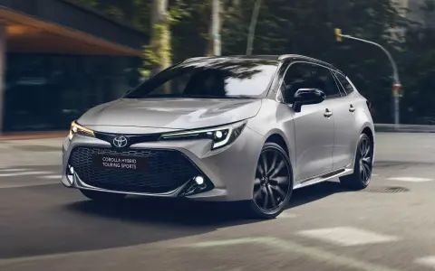 Srebrna Toyota Corolla Hybrid Touring Sports w ruchu. Zastanawiasz się, jaki olej do Toyota Corolla 1.8 Hybrid? Ten model zapewnia płynną jazdę.