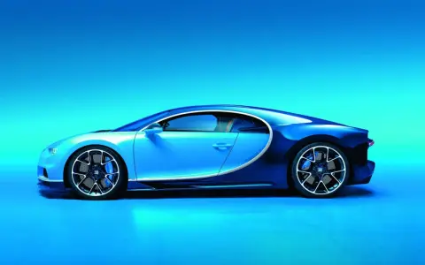 Błękitno-granatowe Bugatti Chiron widziane z boku na tle błękitnego gradientu.