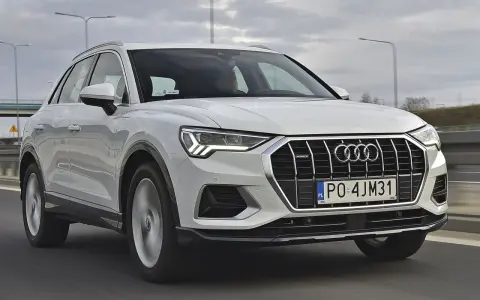 Białe Audi Q3 w ruchu drogowym. Sprawdź aktualną audi q3 cena i ofertę.