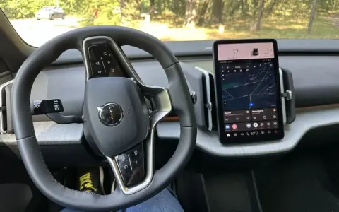 Wnętrze Volvo V30 z ekranem nawigacji i kierownicą.