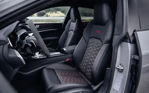 Wnętrze Audi RS7 z czerwonymi akcentami i sportowymi fotelami. Zastanawiasz się nad audi rs7 cena?