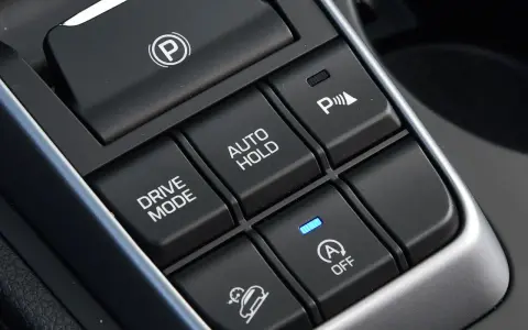 Przyciski w samochodzie: hamulec postojowy, Drive Mode, Auto Hold, asystent parkowania i kontrola zjazdu ze wzniesienia. Hill holder ułatwia ruszanie pod górę.