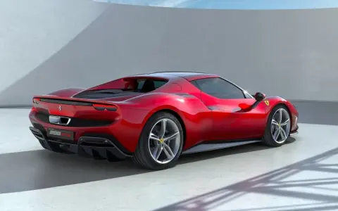 Czerwone Ferrari 296 GTB z bliska. Zastanawiasz się, ile kosztuje nowe Ferrari? Ten model to marzenie każdego fana motoryzacji.