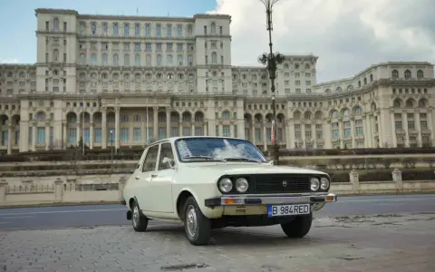 Biała Dacia 1300 na tle monumentalnego Pałacu Parlamentu w Bukareszcie.