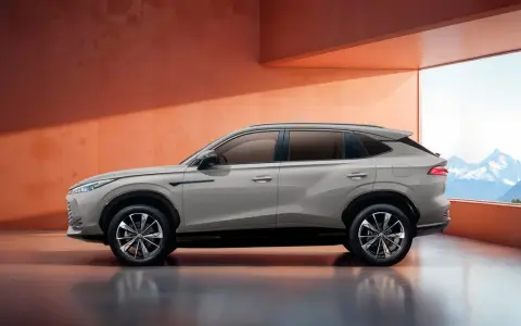 Elegancki, jasnoszary MG SUV prezentuje się na tle górskiego krajobrazu. Sprawdź jego atrakcyjną mg suv cena.