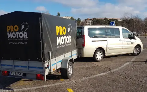 Samochód i przyczepa szkoleniowe szkoły jazdy "Pro Motor" na placu manewrowym, gotowe do nauki jazdy z przyczepą, czyli zdobycia prawa jazdy b+e.