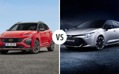 Czerwony Hyundai Kona kontra srebrna Toyota Corolla GR Sport. Która hybryda Hyundai czy Toyota lepsza?