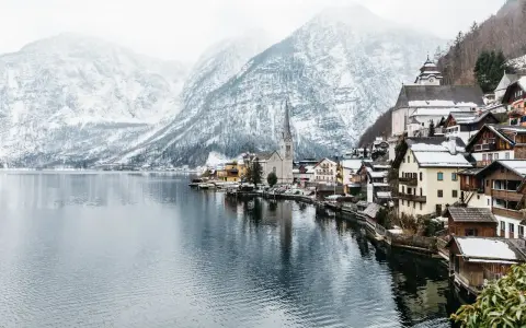 Zimowy krajobraz Hallstatt, Austria. Zastanawiasz się, ile kosztuje bus do Austrii?