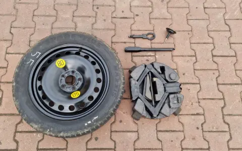 Koło zapasowe Ford S-Max, podnośnik i klucze. Zestaw do wymiany opony, który pomoże Ci w razie awarii.