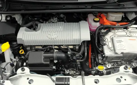 Silnik hybrydowy Toyoty Yaris 3 z napisem "HYBRID SYNERGY DRIVE".