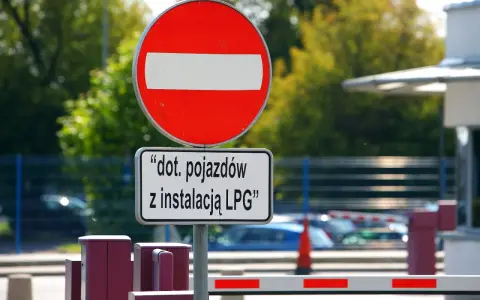 Znak B2 "zakaz wjazdu" z tabliczką informującą, że dotyczy pojazdów z instalacją LPG.