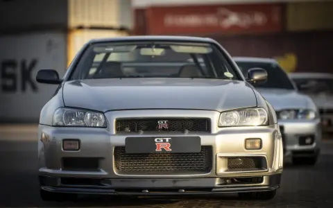 Srebrny Nissan GTR R34, ikona motoryzacji. Zastanawiasz się nad nissan gtr cena? Ten klasyk wciąż budzi emocje.