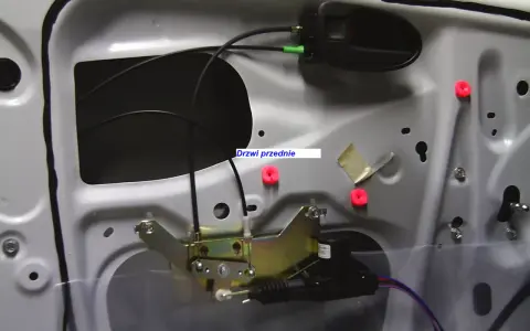 Mechanizm centralnego zamka Toyota Yaris, koszt części do drzwi przednich.