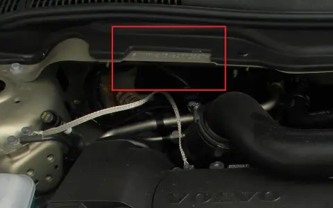 Widoczny numer nadwozia wybity na metalowej płytce w komorze silnika Volvo.