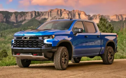 Niebieski Chevrolet pickup ZR2 na drodze w górach, gotowy na przygodę.