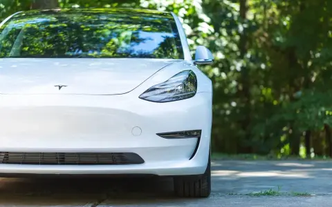 Biała Tesla Model S, marzenie wielu kierowców. Zastanawiasz się, ile kosztuje Tesla Model S? Ten elegancki samochód elektryczny przyciąga wzrok.