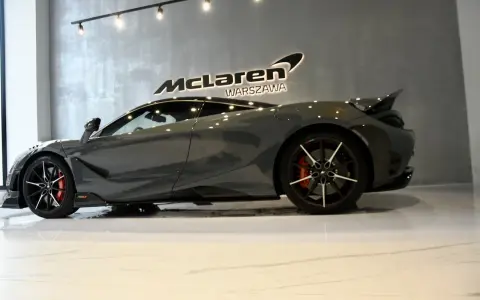 Szary McLaren 765LT w salonie McLaren Warszawa. Zastanawiasz się nad mclaren cena?