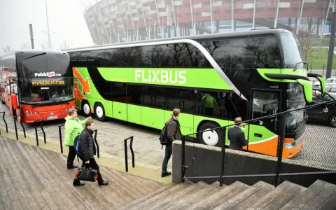 Dwa autokary, Flixbus i PolskiBus, czekają na pasażerów. Zastanawiasz się, ile kosztuje bus nad morze?