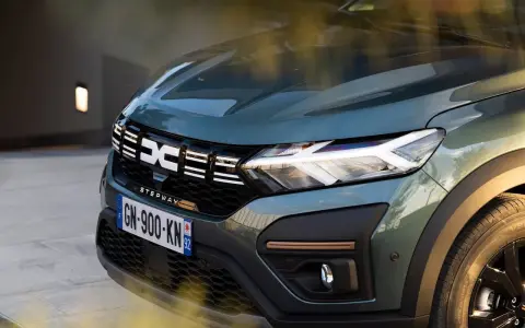 Nowy Dacia Sandero Stepway w zielonym kolorze, z charakterystycznym logo i nowoczesnymi światłami LED.