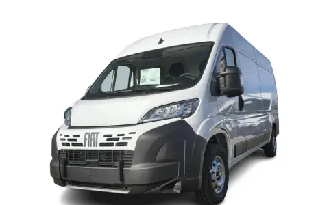 Biały bus Fiat Ducato, idealny do transportu. Zastanawiasz się, ile płaci spedycja za km bus?