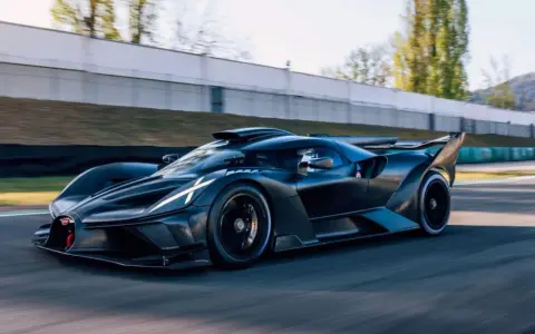 Czarny Bugatti Bolide na torze wyścigowym. Zastanawiasz się, ile kosztuje Bugatti Bolide? To marzenie wielu fanów motoryzacji.